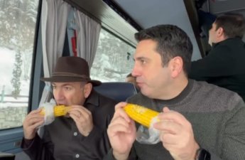 Paşinyan bu dəfə də avtobusda qarğıdalı yedi - VİDEO