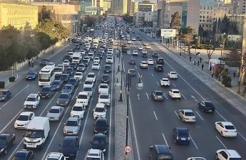 На ряде дорог Баку затруднено движение транспорта