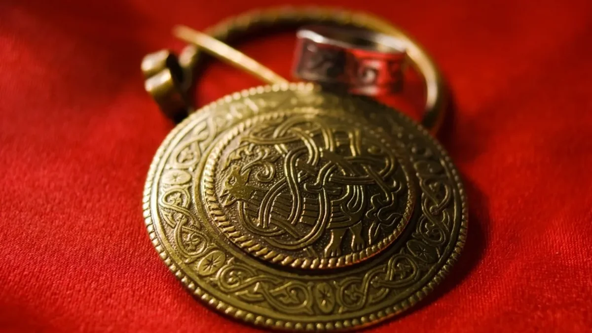 Редкий золотой кулон викингов обнаружили в Британии-ФОТО