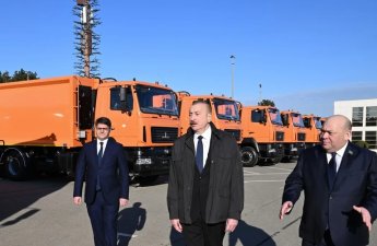 İlham Əliyev Bakıda məişət tullantıları daşıyan texnikalarla tanış oldu - FOTO