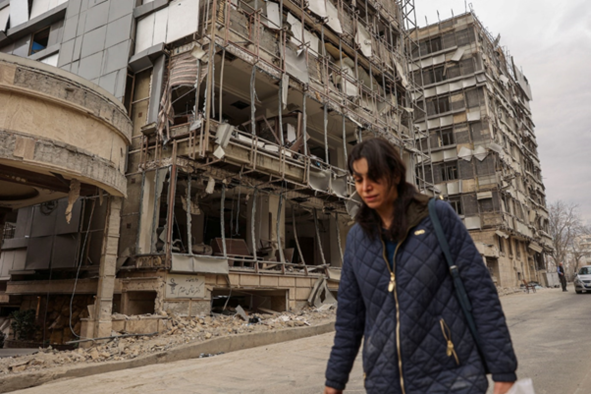 ÜST: Tehranda bir xəstəxana yaxınlıqdakı partlayışlar səbəbindən təxliyə edilib