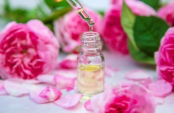 30 gün gül yağı qoxlayın, faydası çoxdur