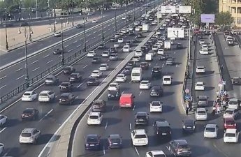 В Баку на девяти улицах и проспектах затруднено движение транспорта