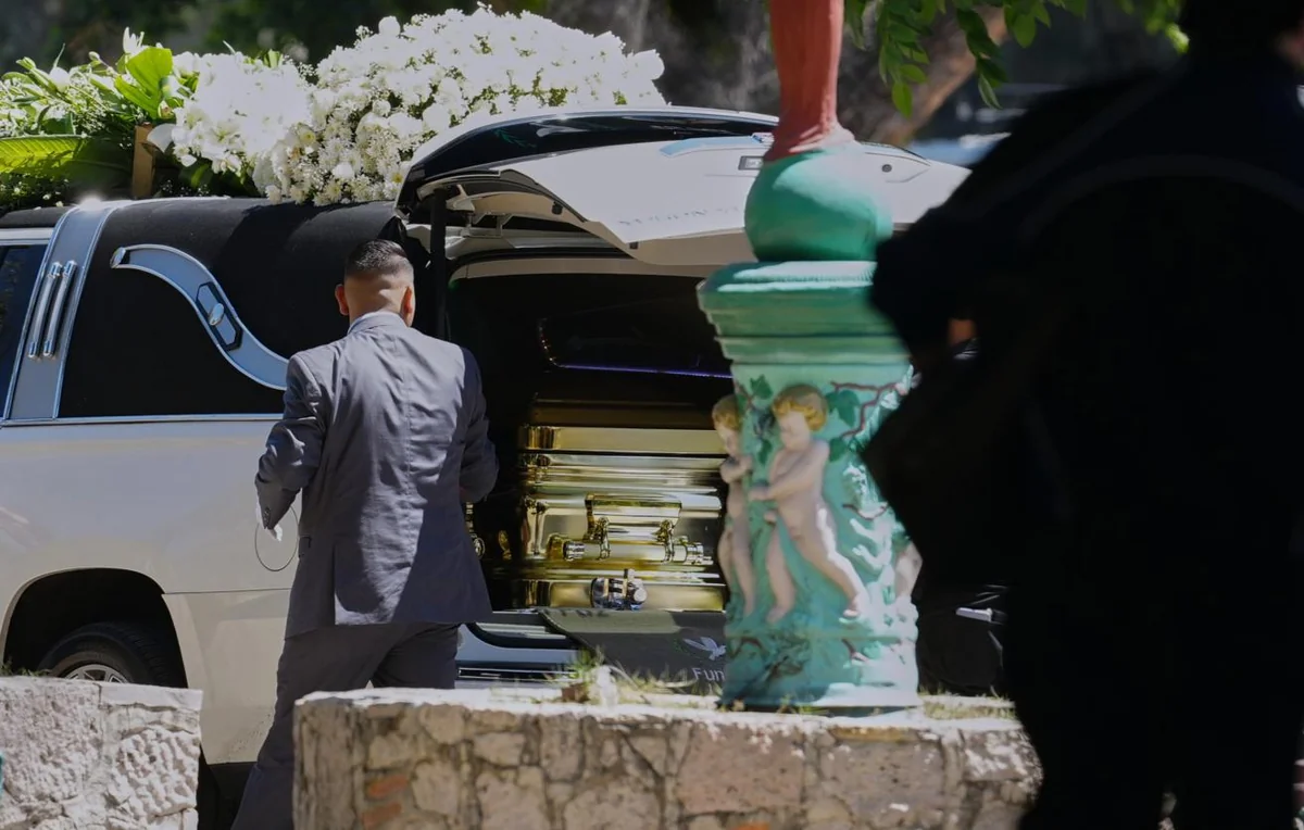 Meksikada öldürülən narkobaronun meyiti qəbiristanlığa qızıl tabutda gətirildi