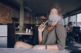 Küçələrdə, ictimai yerlərdə elektron siqaret çəkənlər cərimələnəcək