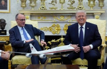 Politico: Мерц раболепно сидел рядом с Трампом