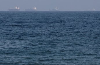 Удар в ватерлинию: контейнеровоз вспыхнул в Ормузе