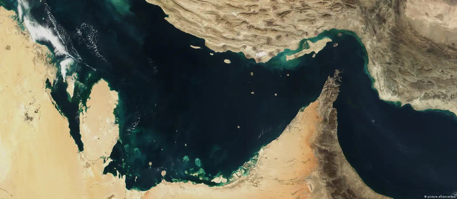 Иран разрешил проход через Ормузский пролив двум судам дружественных стран