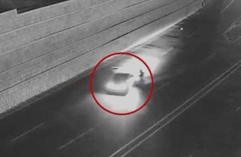 Bakıda ağır qəza: Motosikletlə avtomobil toqquşdu - VİDEO