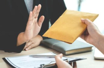 Məktəb direktoru Vətən müharibəsi iştirakçısından rüşvət aldı, nazirliyə ziyan vurdu