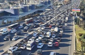 В Баку на ряде улиц и проспектов затруднено движение транспорта