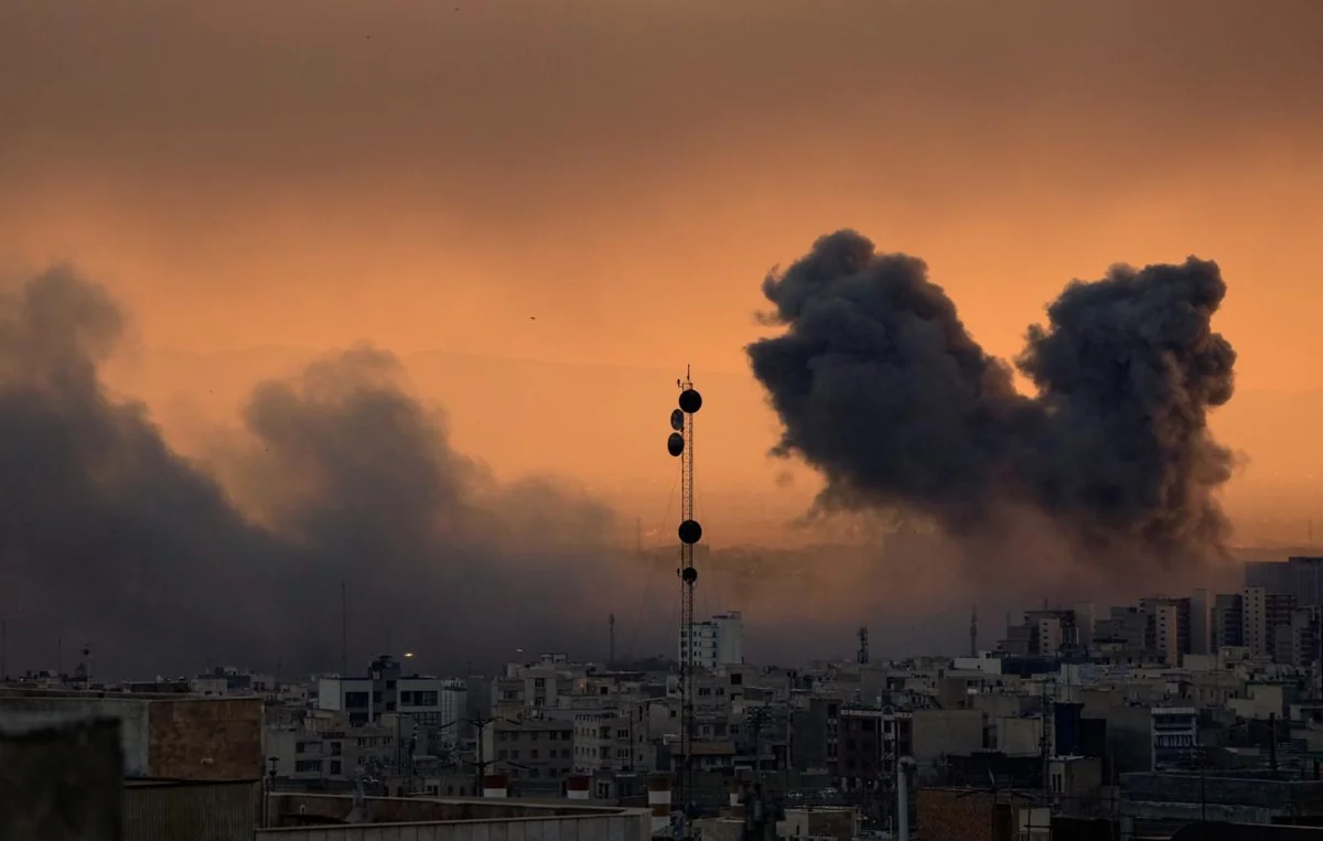 İsrail Tehrana genişmiqyaslı HAVA ZƏRBƏLƏRİ ENDİRİR - Döyüş təyyarələri, partlayış səsləri - VİDEO