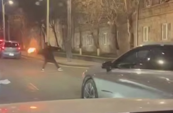 В Ереване здание СНБ забросали коктейлями Молотова