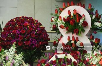 8 martda gül mağazaları “od tutub yanır” - “1200 manata da buket var, xaricdən gəlir deyə qiymət bahadır”