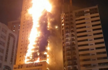 Küveytdəki Sosial Təminat Qülləsi zərbədən sonra alovlanıb