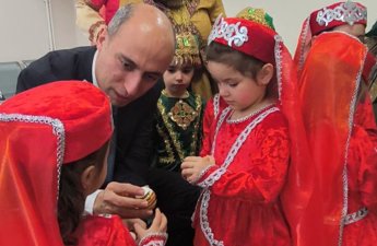 Emin Əmrullayev bağçada uşaqlarla yumurta döyüşdürdü - VİDEO