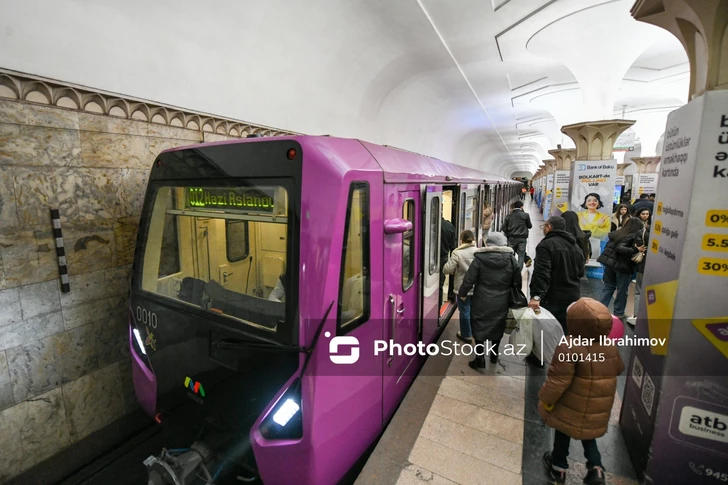 В бакинском метро произошло задымление, движение поездов временно ограничено