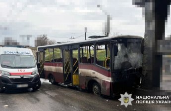 Российский БПЛА поразил маршрутный автобус в Херсоне: есть пострадавшие