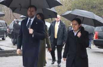 Paşinyan Vensə Qarabağla bağlı kitab hədiyyə edən direktoru işdən çıxardı - FOTO