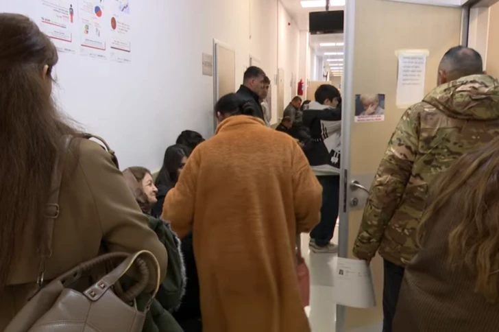 Многочасовые очереди в Баку: пациенты с диабетом часами ждут приема в центре эндокринологии