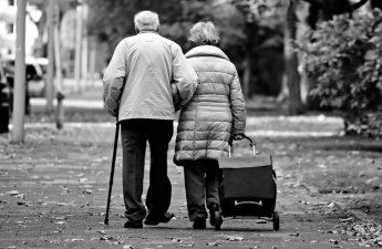 Yaşı 65-dən çox olanların NƏZƏRİNƏ