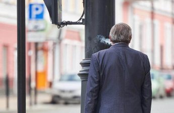 Yeriyərkən siqaret çəkməyin təhlükəli tərəfləri