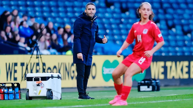 Millinin baş məşqçisi futbolçulara yazdığı mesajlara görə qovuldu