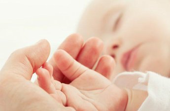 Azərbaycanda ana körpəsini evdə qoyub qaçdı