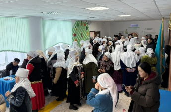 Qazaxıstandakı referendumda 60 qayınana və 60 gəlin birlikdə səs verdi - FOTO