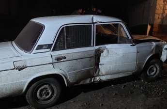 Mingəçevirdə maşın evin darvazasına çırpıldı - Xəsarət alan var