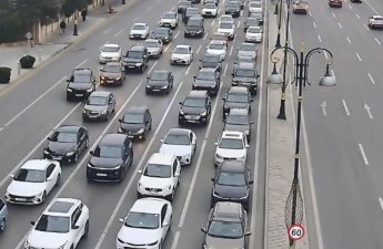В Баку на 18 улицах и проспектах затруднено движение транспорта