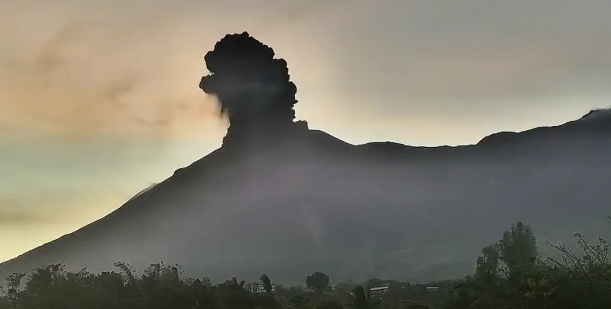 Filippində vulkan püskürdü: Səmaya beş kilometrlik kül sütunu qalxdı - VİDEO