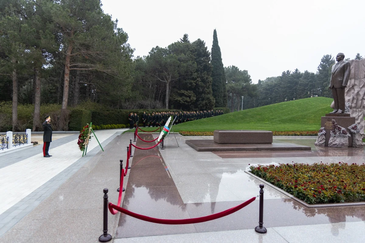 SOMDA rəhbərliyi Fəxri və Şəhidlər xiyabanlarını ziyarət edib - FOTO