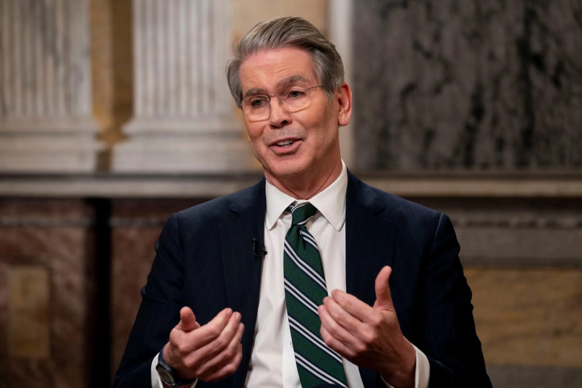 ABŞ maliyyə naziri: İran tankerlərinin Hörmüz boğazından keçməsinə mane olmuruq