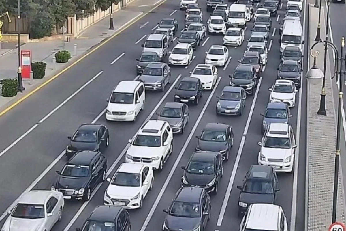 В Баку на ряде улиц и проспектов затруднено движение транспорта