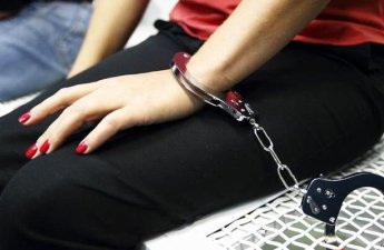 Qadın kafedə işıqları söndürüb rəqs etdi, həmcinsini boşqabla yaraladı və həbs olundu