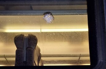 Qatara daş atan yeniyetmələr müəyyən edildi