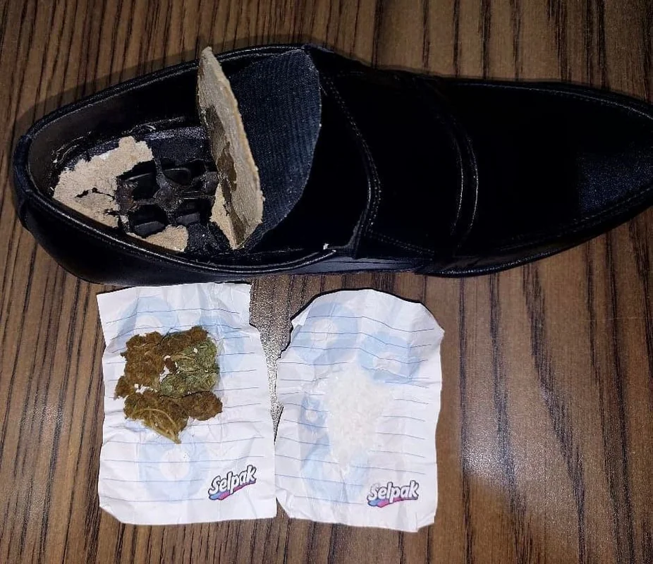 В Гяндже заключенному пытались передать наркотики в обуви