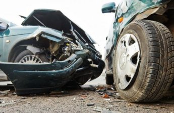 Sabirabadda mikroavtobus minik maşını ilə toqquşub