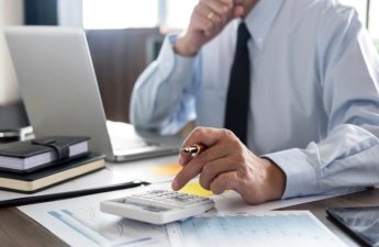 Dövlət qulluqçularının maaşlarının baza hissəsi artırıldı