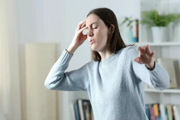 Qəfil ayağa qalxanda başınız niyə gicəllənir?