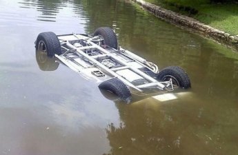 В Нефтчалинском районе автомобиль упал в канал, погибли два брата