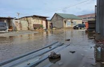 В одном из районов Баку произошел обвал канализации, дома затопило