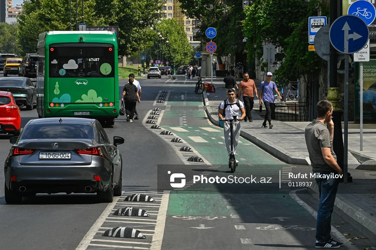 Bakıda piyadalar üçün çıxılmaz vəziyyət: Zolaq yarıda kəsilir - VİDEO