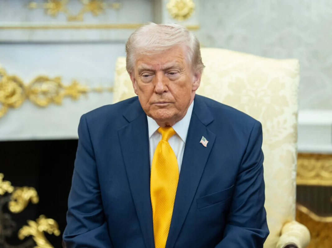 Trampın sosial media hesabındakı paylaşımları kim yazır?