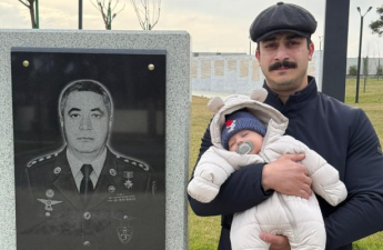 Nəvəsi və oğlu Milli Qəhrəmanın məzarını ziyarət etdi