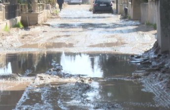 Bakıxanov qəbiristanlığında ziyarəti çətinləşdirən keçilməz yol – VİDEO