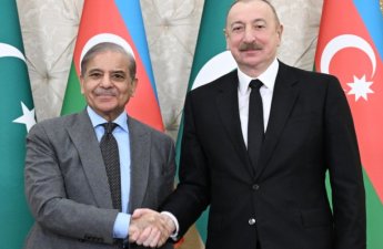 Ильхам Алиев поздравил Шахбаза Шарифа