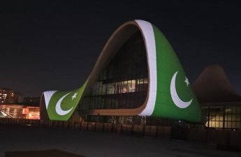 Heydər Əliyev Mərkəzinin binası üzərinə Pakistan bayrağı proyeksiya olunub