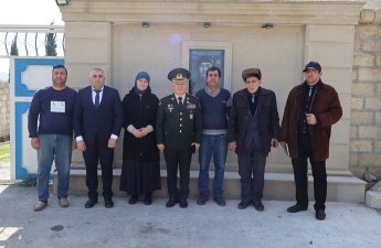 Polkovnik Cəlil Xəlilov Şabranda şəhid Elvin İsgəndərovun ailəsini ziyarət edb